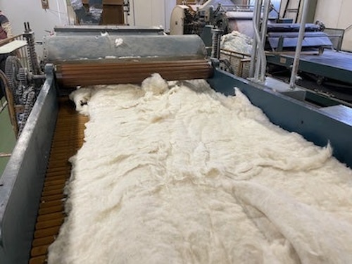 綿わた布団の綿を打ち直す機械に入れる画像